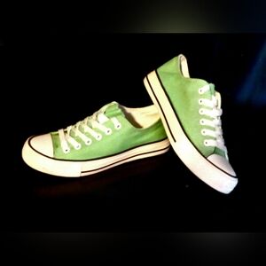 New woman's size 7 Insekta Sneakers
